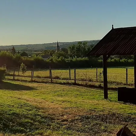 Sous Les Deux Arbres Hébergement de vacances